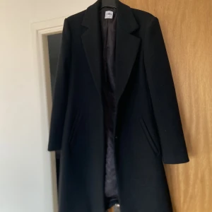 Jacka och kappa  - Kappa från zara i strl 36, aldrig använd 150 kr  Jeans jacka som e croppad strl 38 80 kr