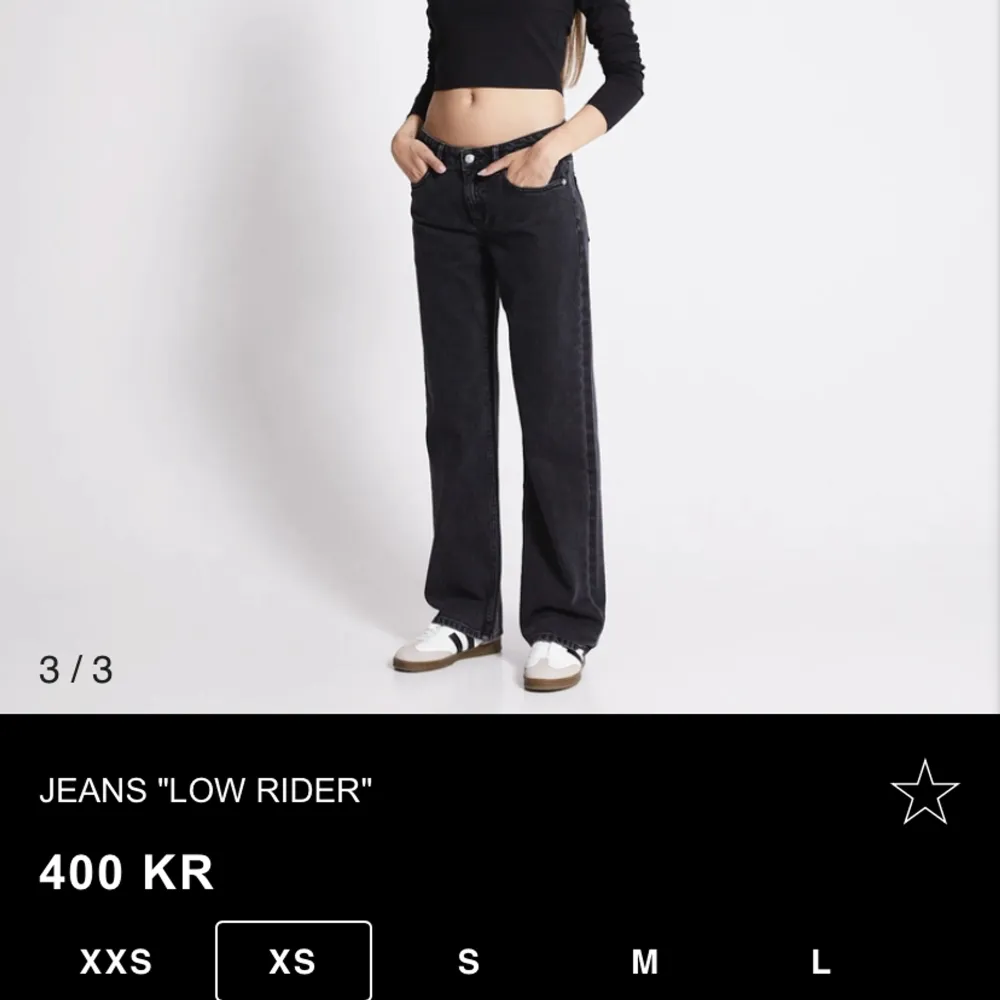 Säljer mina svarta lager 157 jeans för de inte passar längre, knappast använda. Lite slitna längst ner💕. Jeans & Byxor.