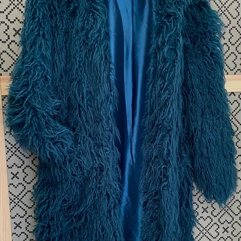 F E T A S T E faux fur rocken i strl (oversize) 34, passar 32-38 beroende på hur man vill att den ska sitta. . Jackor.