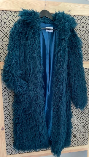 Fuskpäls - F E T A S T E faux fur rocken i strl (oversize) 34, passar 32-38 beroende på hur man vill att den ska sitta. 