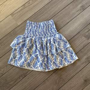 En jättefin kjol som liknar den från Meetmethere säljer då den ej kommer till användning är xs/s men passar även M