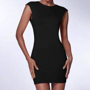 Super fin svart tajt klänning med öppen rygg. Klänningen är från shein och är aldrig använd. 🖤 