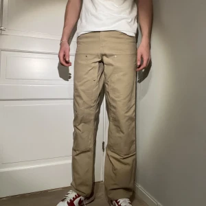 Carhartt Cargo pants M-L nyskick - Helt nya carhartt cargopants, grymt material och extremt sköna. Nya kostar runt 1500kr, mina som också är nya lägger jag ut för 799kr! Kolla gärna mina andra annonser för nya kap!😃