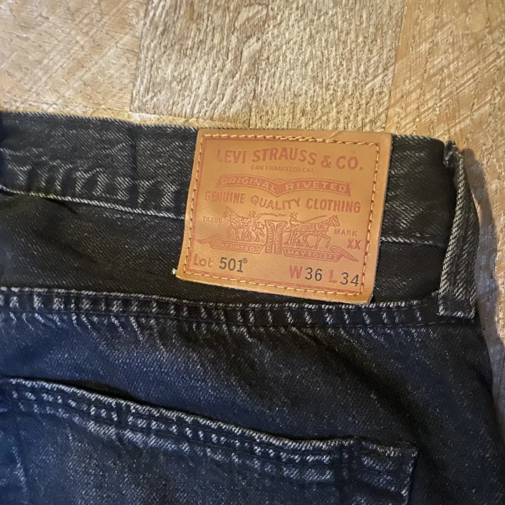 Levi’s 501 i svart Mycket fina byxor som endast varit använda vid enstaka tillfällen.. Jeans & Byxor.