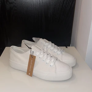 Sneakers - Vita sneakers, aldrig använda. 