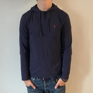 Ralph Lauren hoodie  - Ralph Lauren Tunn hoodie - Storlek S - varan är i jätte fint skick- modellen är 188cm och 83kg - vid frågor eller funderingar är det bara att skriva!