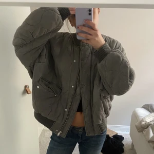 Höstjacka - Så cool jacka från zara. Köpte för ungefär 850 kr. Så trendig och snygg jacka🥰🥰