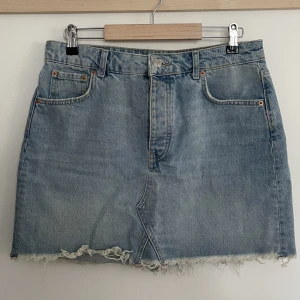 Jeanskjol - En jeanskjol frpn Gina. Använd men i gott skick och då modellen ska vara lite sliten så syns det därför inte heller att den är använd.