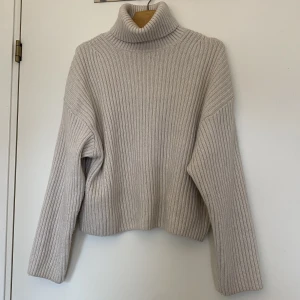 Stickad tröja - Så mysig och fin stickad tröja i nyskick! Använd några gånger🤍 vit-beige färg! Bara att klicka på köp nu