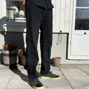 Straight Jeans  32 34 - Hej, säljer ett par riktigt schyssta svart/grå workwear pants. Passformen är perfekt mellan baggy och slim, lägger sig fint över skorna. Bra skick. Storlek 32 34 och passar 182cm+. Köpte de här på plick för 600kr. Priset är inte hugget i sten. Hör av dig.