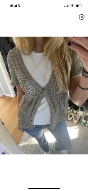 Söt armad kofta💞 - Säljer vidare denna jätte fina kortärmade koftan för den passade inte mig!💞Stl s/m silvrig/guldig märke Gerry Weber ❤️lånade bilder från hon jag köpte av🥰