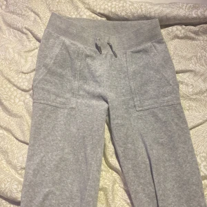 Juicy byxor Xs - Säljer dessa juicy byxor pågrund av att dom inte kommer till användning längre! Tvättar såklart innan!💗