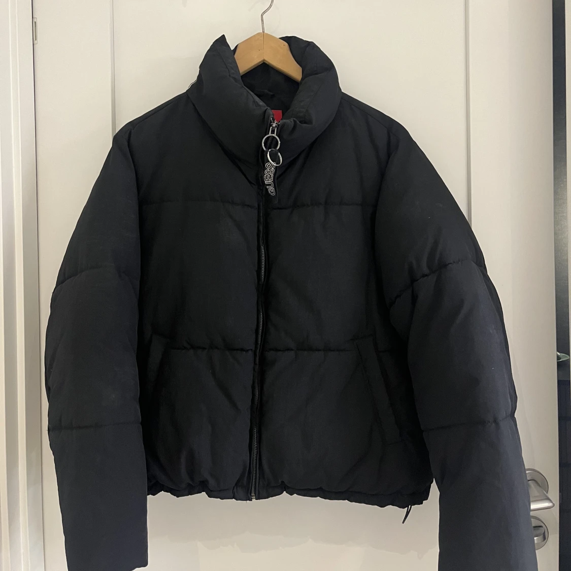 Svart vinterjacka från Guess