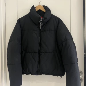 Svart vinterjacka från Guess - Asball vinterjacka från Guess som funkar till allt!! Nypris ca 1300 kr. Kragen är något blekt (syns på sista bilden) och själva vadderingen är tunnare lite tunnare där, annars i fint skick 🌸