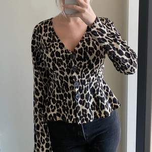 Blus i leopardmönster, fint skick!