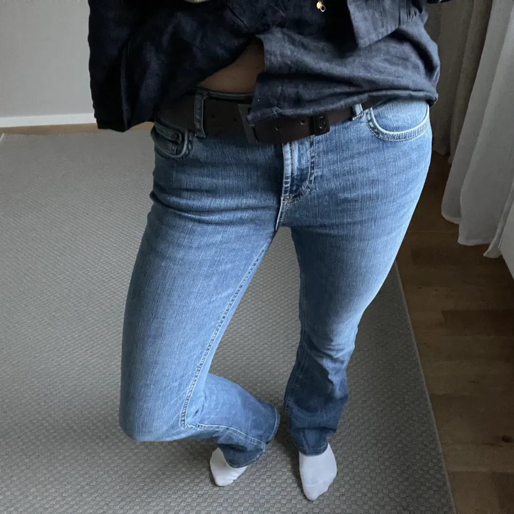 Blå jeans från zara i stl 34. Använda enstaka gånger i fint skick. Modell JEANS ZW THE LOW RISE BOOTCUT. Jag är 167cm för preferens💙   . Jeans & Byxor.