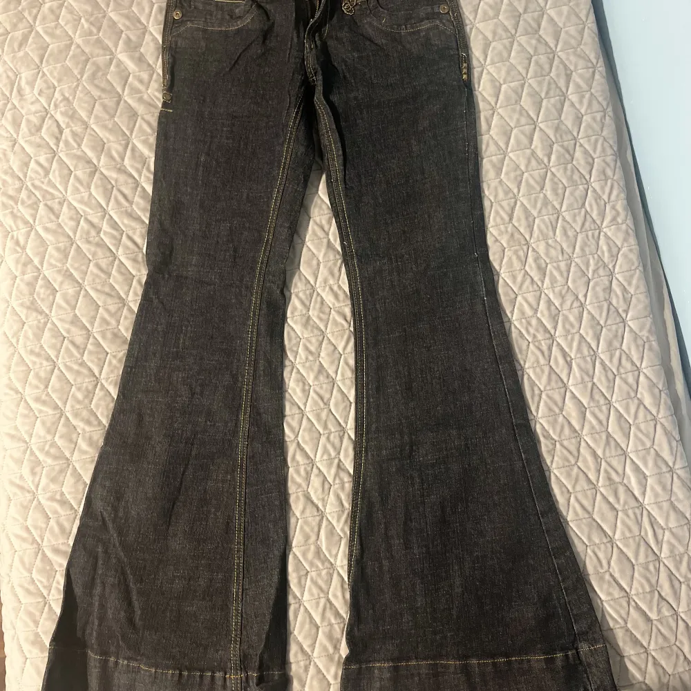 Säljer dessa SUPER SNYGGA Lågmidjade jeans som jag trodde jag skulle använda någon dag men aldrig gjorde det :( de sitter PERFEKT! Och passar de som har lite mer 90’s stilen 😍 pris kan diskuteras . Jeans & Byxor.