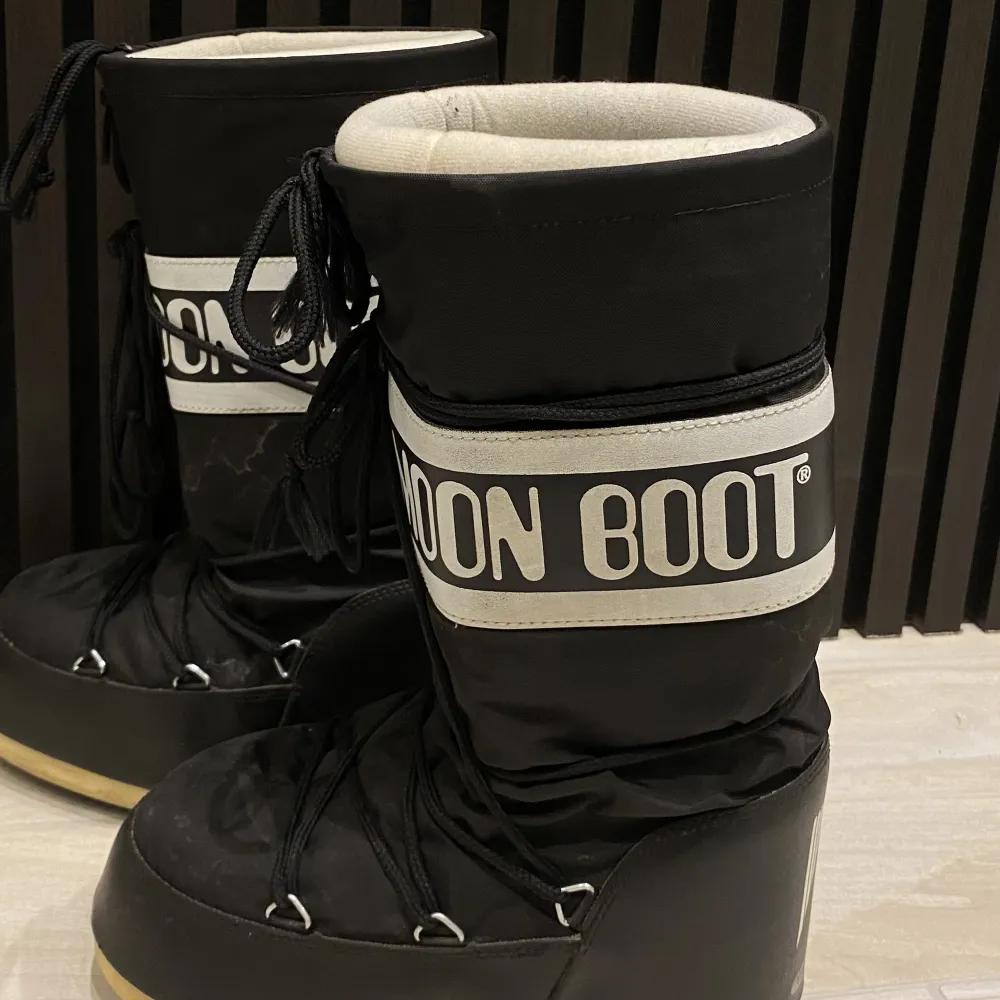 Säljer dessa moon boots. Väldigt bra till vintern, bra till Sveriges och fjällens väder. De rengörs ordentligt innan leverans!🩵pris går att diskutera . Skor.