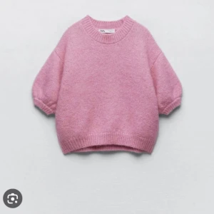 Stickad t-shirt Zara - Super fin tröja från Zara, fick i födelsedagspresent förra året men knappt använd och i super fint skick. Egna bilder skickad privat vid intresse 💕pris kan diskuteras 