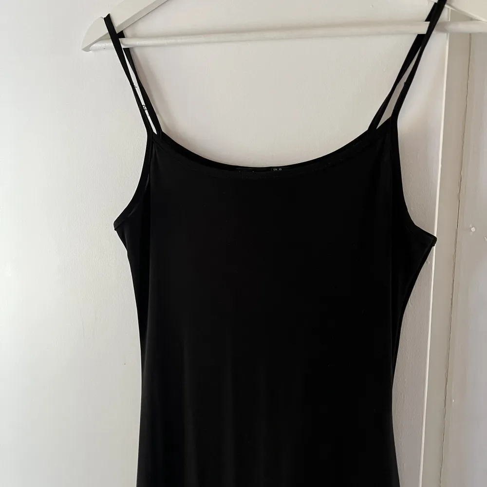 Säljer denna superfina svarta långklänning i storlek m. Den är lång och går ner till ankeln jag är 172cm lång 💕💕. Klänningar.