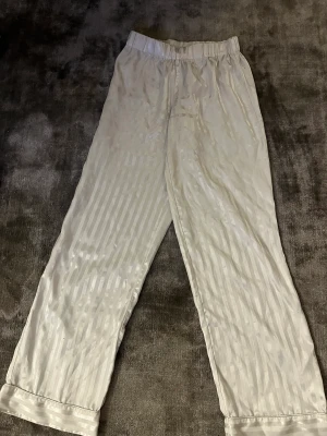 Pyjamas byxor - Vitta silkes Pyjamas byxor i storlek XS