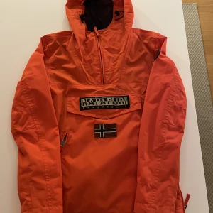 Napapijri regnjacka  - Säljer min napapijri regnjacka då den inte kommer till användning längre. Nypris ligger runt 1500 - 2000kr