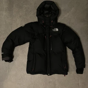 Nort face vinter jacka - Säljer nu min vinterjacka. Väldigt skön Och varm, med denna kommer du värkligen inte att frysa nu när vintern kommer🥶inte nån skada på den eller fläck👍 ny pris kostar den runt 10 000kr men jag säljer den nu för 1500 då jag vill bli av med den Är 180