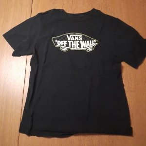Vans "off the wall" t-shirt - En t-shirt med tryck på där det står " vans off the wall"  bra skick med minimala sprickor i texten men knappas märkbara från håll. 100% bomull.