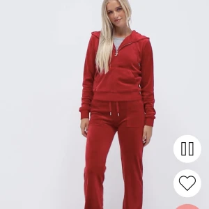 Juciy Couture - Säljer mitt röda Juciy Couture sett pga att jag inte använt det Byxa storlek S Tröja M  Skriv för fler bilder 