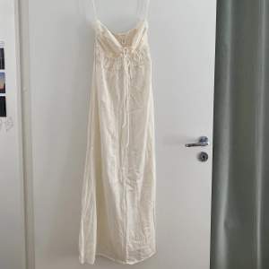 Sommar klänning från H&M🤍 går att knyta på flera olika sätt! Använd 1-2 gånger!