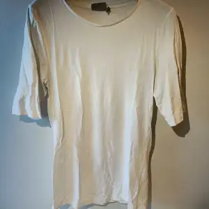 Vit trekvart T-Shirt I färgen vit. Storlek S 