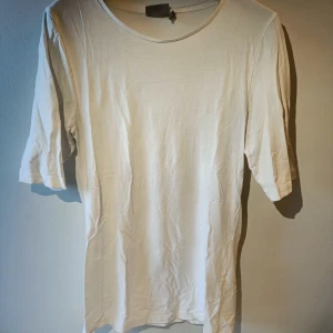 Vit T-Shirt storlek S - Vit trekvart T-Shirt I färgen vit. Storlek S 