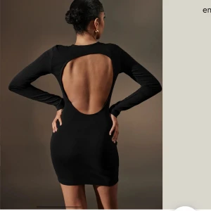 Klänning med öppen rygg - Aldrig använd