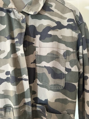 Militärjacka - Säljer denna nästintill oanvända jackan från H&M i storlek M. Perfekt till hösten med en stickad tröja till! 