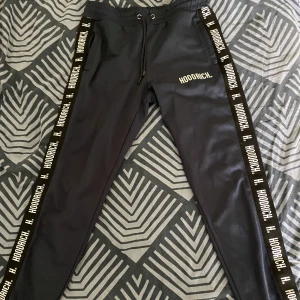 Hoodrich byxor/adidas byxor  - Hoodrich byxor blåa fint skick: stl M {pris 150kr} Adidas byxor svarta fint skick: stl S {pris 140kr}