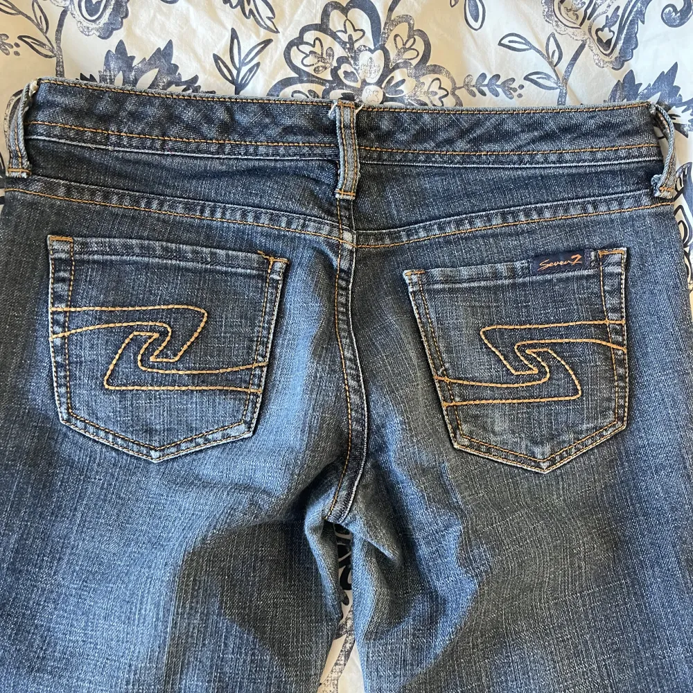 Säljer mina fina jeans då de inte kommer till användning, köpta secondhand och är från märket seven7. Vad jag kan se så säljs de inte längre💗 Lågmidjade med en kort slits och slitningar ner till💗 passar en storlek 34 ca 160cm lång 💗. Jeans & Byxor.