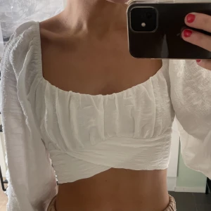 Söt blus GinaTricot  - Söt blus/festtopp i storlek Xs från GinaTricot med knyte i ryggen! Endast använd 1 gång. Inköpt för 349 kr, säljer för 100 kr.