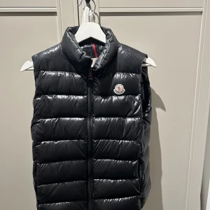 Moncler Väst - Säljer nu min fina Moncler väst i storlek 2. Väldigt bra skick!Skriv för mer bilder😊