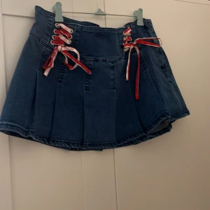 Kjol Sugarthrillz, dollskill - Defekt finns i sömmar på bla. snören  (se bild 2 & 3) utsidan ser däremot i övrigt bra ut! märkt XXL men snarare i EU size ~42/44 ☺️ Från Sugerthrillz från dollskills hemsida.  Tvättat - troligen därför defekten..