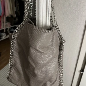 Grå väska - Säljer denna grå väska då den aldirg kommer till användning 🫶🏼