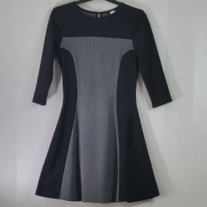 Klänning svart/grå - Klänning svart/grå i nyskick. Använd endast en gång. 