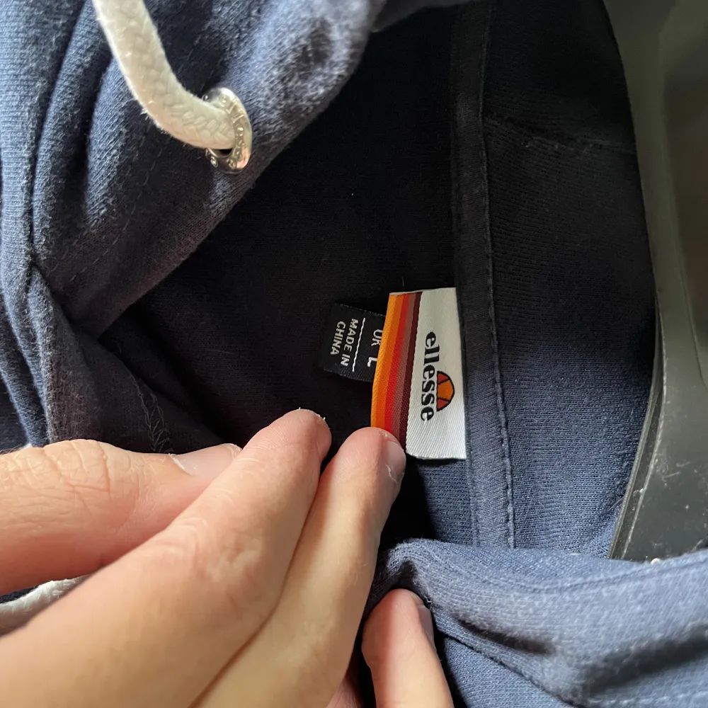 Snygg ellesse hoodie i mycket gott skick då den enbart är använd 3-4 gånger. Mitt pris är 350 men kan gå med på att sänka lite vid snabb affär!. Hoodies.