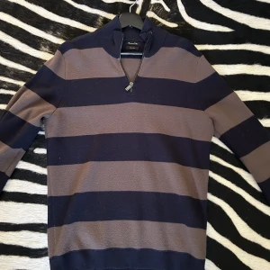 Massimo Dutti Quarter Zip - Super skön massimo dutti quarter zip som är nästan helt oanvänd. Passar både storlek M & L. Nypris - 650kr