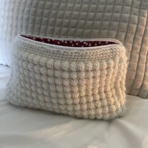 Necessär  - Stor necessär med rött blommigt mönster som är perfekt för hudvård, smink, hårvård osv. Den är handgjord och gjord i mohair garn därav priset🤍  Går att byta färg på tyg om man vill!