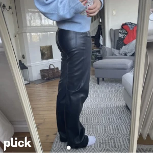 Svarta skinnbyxor  - Skinnbyxor från zara  annonsen är från mitt förra kontot som togs bort