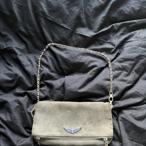 Zadig Voltaire väska - Lägger upp denna igen pga osäker köpare. Väldigt fin limited edition zadig voltair väska som köptes för 3200kr och säljer nu bara för 1300 pga den är lite fläckig
