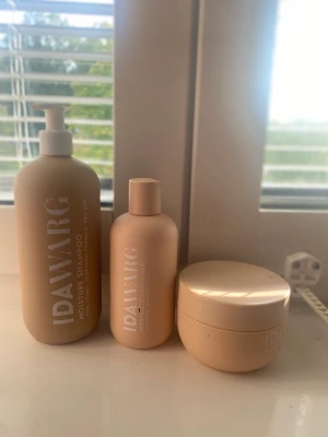 Idawarg dusch - Säljer dessa då dom bara ligger på en hylla. Luktar jätte gott men det var inget för mig kände jag. Köptes för ungefär 500kr säljer dom för 275kr då schampot är halva och resten är fulla om man kollar noga på sista bilden ser man hur högt upp produkten är