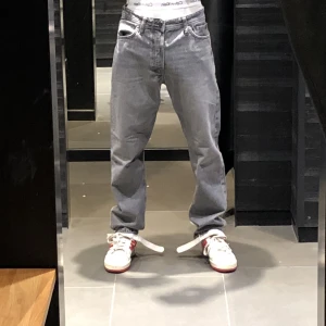 Jeans grå - Ett par snygga jeans från jack and Jones, säljer då dem inte kommer till användning längre, kontakta mig vid frågor.