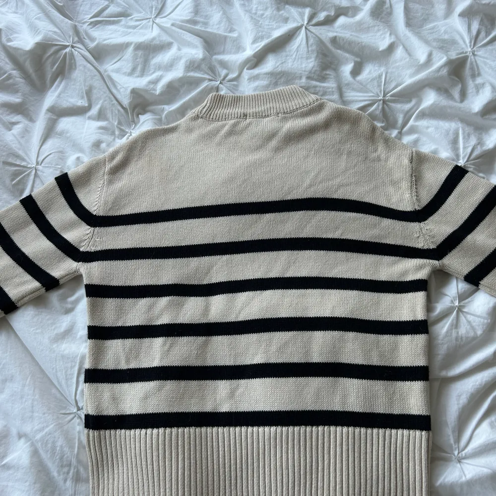 Randig (beige/vit) stickad tröja köpt från Gina något år sedan. Köpt för ca 350 kr🔥💕. Stickat.