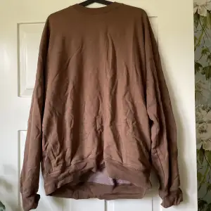 Fin brun sweatshirt från Brandy Melville. Oversized med fickor på sidorna. Skulle säga att den passar från S-L beroende på hur oversized man vill ha den.